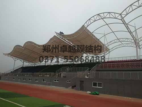 安裝膜結(jié)構(gòu)具有一定危險(xiǎn)性，需做好安全措施