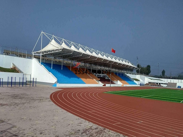 平泉<font color='red'>膜結(jié)構(gòu)看臺</font>雨棚設計施工安裝