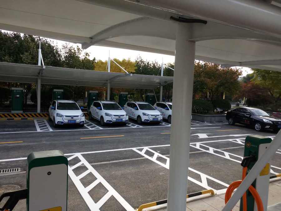 七字型的汽車停車棚，也是汽車蓬里，使用比較多的一款造型